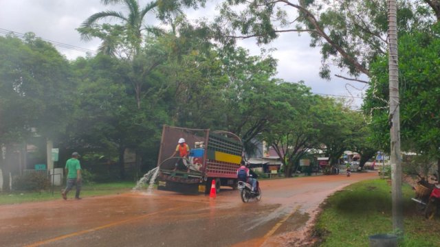 Rekanan proyek pekerjaan lanjutan pembanguan Stadion Malili bersihkan sisa material timbunan yang merembes ke jalan.