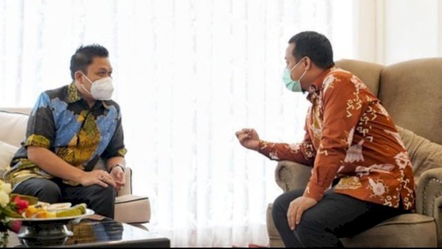 Direktur Utama PT SCI atau Perseroda Sulsel, Yasir Machmud (kiri) berbincang dengan Gubernur Sulsel, Andi Sudirman Sulaiman pada sebuah kesempatan. (Foto: Istimewa)