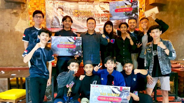 Pembina Esport Indonesia Kabupaten Kepulauan Selayat Miswar Wahyudhy Nasir Leha (tengah), saat menyerahkan hadiah kepada juara 1, 2 dan 3 Tournamen Mobile Legend, Senin (08/08/2022). (Istimewa)