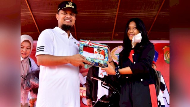 Salah satu peserta Sulsel Anti Mager di Toraja Utara menerima Doorprize sepeda motor dari Gubernur Sulsel Andi Sudirman, Jumat (05/08/2022). (Istimewa)