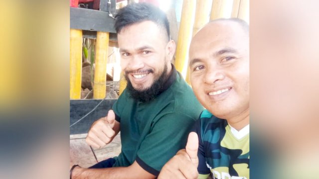 Ketua Forum Masyarakat Peduli Daerah (FMPD), Muna Barat, Muslan (kanan), bersama Sekretaris Partai Golkar Muna Barat La Ode Agus (kiri). (Foto: Istimewa)