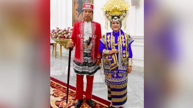 Presiden Joko Widodo (Jokowi) bersama Ibu Iriana Jokowi mengenakan pakaian Adat Dolomani dari Kesultanan Buton, Sulwesi Tenggara, saat Upacara kemerdekaan RI ke-77 di Istana Negara, Jakarta, Rabu (17/08/2022). (Istimewa)