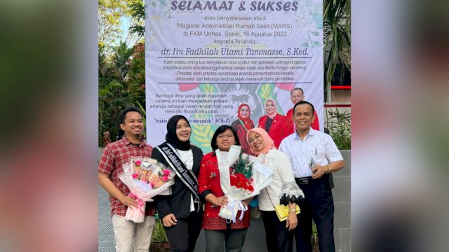 Iin Tammasse bersama suami, adik, dan orang tuanya. (Istimewa)
