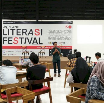 Novelis Sandi Firly Beri Materi Cerpen di Wetland, Penulis Pemula Lebih Menguji Karya Fiksinya