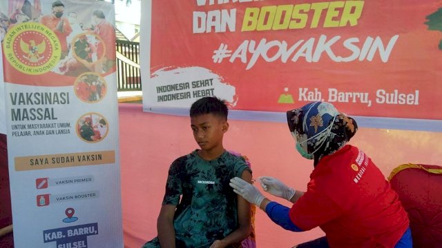 Salah satu warga Kabupaten Barru saat melakukan vaksinasi di Layanan Vaksinasi Terpusat di Bala Sobae Barru, Senin (01/08). (Dok. Humas BINDA Sulsel)