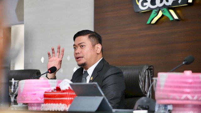 Bupati Gowa Adnan Purictha Ichsan saat melakukan pertemuan dengan pimpinan SKPD di Kantor Bupati Gowa, Senin (01/08). (Dok. Humas Gowa)