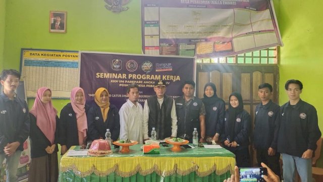 Mahasiswa KKN Universitas Muhammadiah (UM) Parepare yang berposko di Desa Pabaloran, Kecamatan Curio, Enrekang gelar Seminar Program Kerja. (Foto : Istimewa)