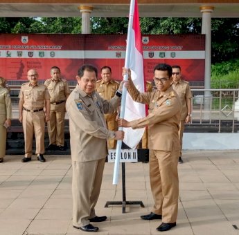 Pemprov Sulbar Serahkan Seribu Bendera Untuk Warga Bala-Balakang
