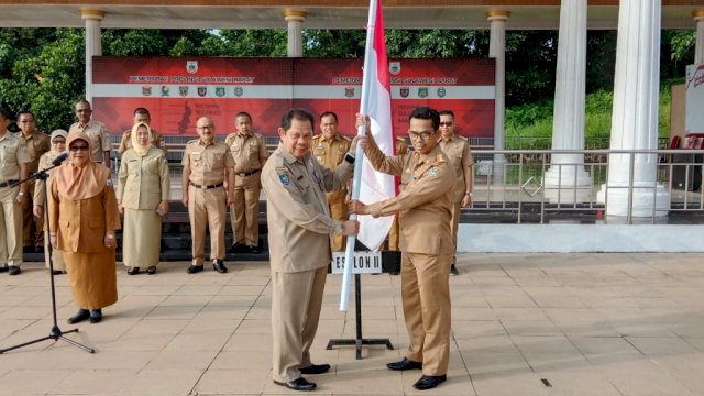 Badan Kesatuan Bangsa dan Politik (Kesbangpol) secara simbolis menyerahkan 1000 bendera merah putih kepada Camat Bala-Balakang