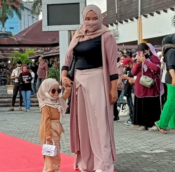 Ratusan Warga Samarinda Ramaikan Fashion Week di Objek Wisata Citra Niaga