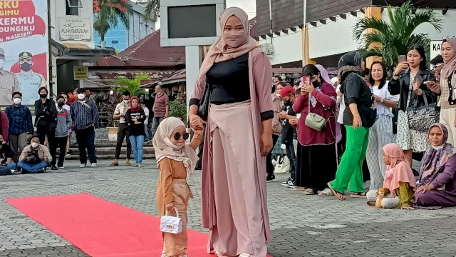 Seorang Remaja Bersama anak kecil mengikuti fashion week di Citra Niaga, Kota Samarinda, Kalimantan timur. (Foto: Kurniawan/Republiknews.co.id)