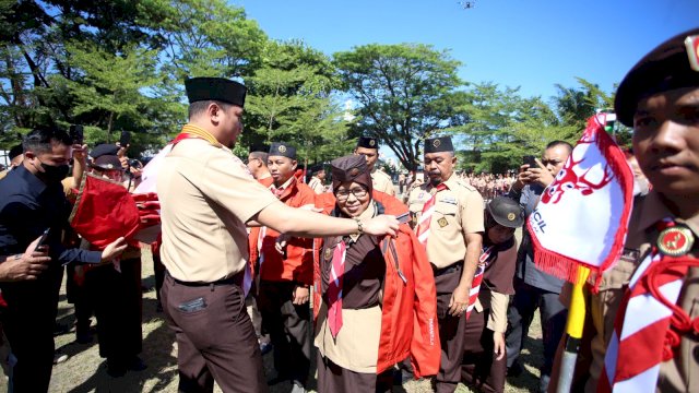 Bupati Gowa Adnan Purictha Ichsan, saat melepas kontingen anggota Pramuka yang akan terlibat di Jambore Nasional di sela-sela peringatan Hari Pramuka, kemarin. (Dok. Humas Gowa)