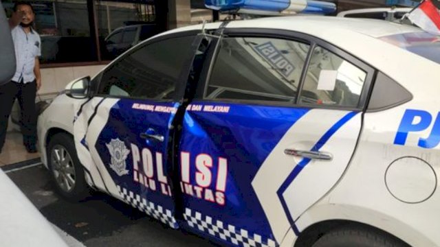 Kondisi Mobil PJR yang ditabrak di Jalan Tol Dalam Kota, kawasan Pancoran, Jakarta Selatan. (Istimewa)