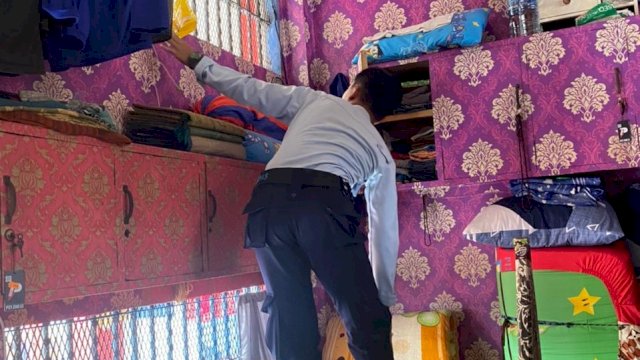 Petugas Lapas Narkotika Samarinda saat memeriksa kamar Napi di hari libur, Minggu (07/08/2022). (istimewa)