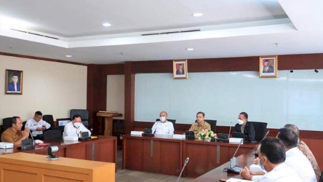 Wakil Gubernur Kalimantan Timur H Hadi Mulyadi membuka Rapat Fasilitasi Penyelesaian Masalah Kepemilikan Lahan atas nama Raden Saleh Abdul Malik dengan PT Multi Harapan Utama.(Foto : Arief M)