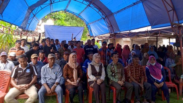 Ratusan warga Pulau Kaledupa mengadiri pertemuan dengan Bupati Wakatobi, H. Haliana, Munggu (07/08/2022). (Istimewa)