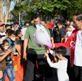 Warga Antusias Ikuti Presiden Jokowi dan Jan Ethes Jalan Santai CFD Surakarta