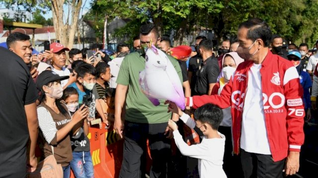 Presiden Jokowi bersama Cucunya yang merupakan Putera dari Wali Kota Surakarta Gibran Rakabuming Raka, Jan Ethes Srinarendra, saat bertemu dengan ratusan warga Kota Surakarta, Minggu (07/08/2022). (Istimewa)