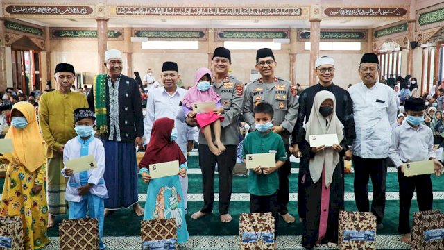 Kapolda Banten Irjen Pol Prof. Rudy Heriyanto, didampingi Wakapolda Banten Brigjen Pol Ery Nursatari bersama perwakilan Yatim Piatu menerima santunan dari Polda Banten, Senin (08/08/2022). (Foto: Istimewa)