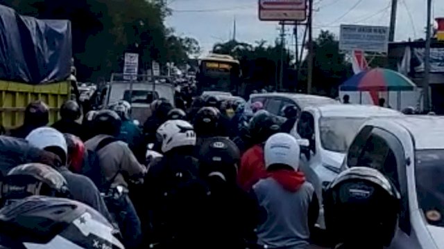 Kemacetan Panjang terjadi di Jembatan Barombong Kota Makassar akibat dari pembukaan Barrier jalan yang dipasang di jembatan Barombong dari arah Makassar menuju perumahan Tanjung Aliyah Bayoa, setelah dibuka warga saat aksi, seketika kembali terjadi kemacetan Panjang, Selasa (09/08/2022). (Istimewa)