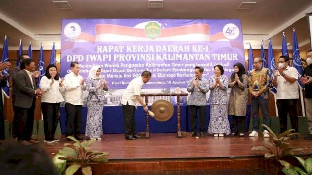 Pukul Gong Tanda Wagub Kaltim H Hadi Mulyadi Resmi Membuka Rapat Kerja Daerah (Rakerda) I Ikatan Wanita Pengusaha Indonesia (IWAPI) Kaltim 2022. (Foto: Yuvita Indrasari)