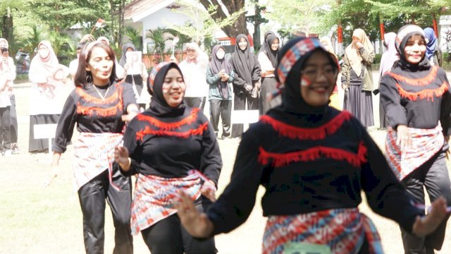 Tim Diskominfo-SP Kabupaten Gowa saat menampilkan senam kreasinya yang digelar dalam rangka meramaikan HUT RI di Halaman Kantor Bupati Gowa, Rabu (10/08/2022). (Dok. Humas Gowa)