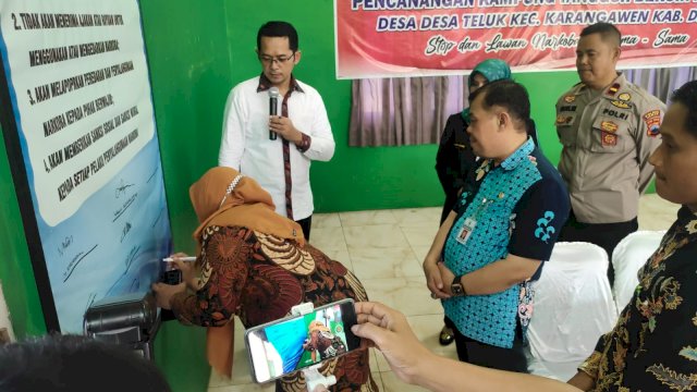 Kasat Narkoba Polres Demak AKP Tri Cipto Adi Purnomo, memberikan arahan saat pencanangan Kampung Narkoba di Desa Teluk. (poto: Istimewa)