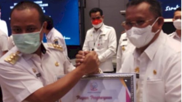 Wabup Soppeng Lutfi Halide, saat menerima penghargaan dari Gubernur Sulsel di Fourt Point By Sheraton Makassar, Rabu (10/08/2022). (Istimewa)