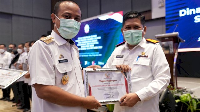 Kepala Dinas Komunikasi dan Informatika Prov. Sulsel Amson Padolo, saat menerima penghargaan dari Gubernur Sulsel Andi Sudirman Sulaiman. (Istimewa)