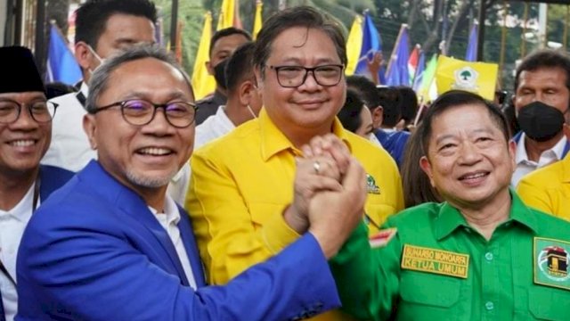 Ketua Umum PAN Zulkifli Hasan (kiri), Golkar Airlangga Hartarto (tengah) dan PPP Suharso Monoarfa (kanan) melakukan salam mkomando di Depan Gedung KPU RI, Jakarta, Rabu (10/08/2022). (Foto: Istimewa)