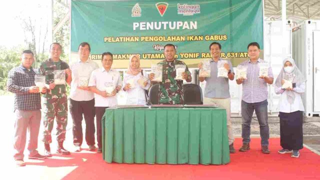 Komandan Korem 102/Panju Panjung (Pjg) Brigjen TNI Yudianto Putrajaya dan General Manager PT RMU Taryono Darusman beserta narasumber saat penutupan pelatihan pengolahan ikan gabus. (Istimewa)