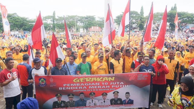 Massa nampak memadati Lapangan Passamturukang Kabupaten Jeneponto, saat mengikuti gerakan merah putih bersama Bupati Iksan Iskandar, Kamis (11/08/2022). (Istimewa)