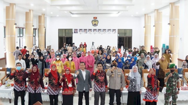 Sekertaris Daerah Kabupaten Gowa Kamsina saat membuka kegiatan Perempuan Teladan Optimis dan Produktif (TOP) Viralkan Perdamaian, Pelibatan Masyarakat dalam Pencegahan Terorisme di Baruga Karaeng Galesong, Kantor Bupati Gowa, Kamis (11/08/2022). (Dok. Humas Gowa)