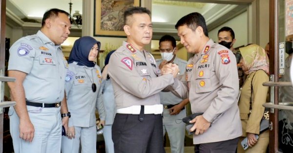 Kapolda Jatim Dampingi Kunker Kakorlantas Polri, Berikan Sosialisasi Penghapusan Registrasi Ranmor