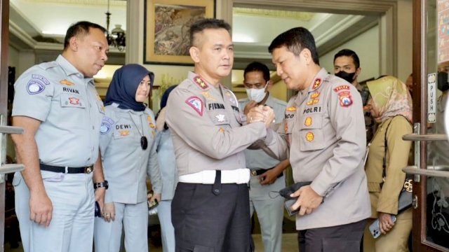 Kakorlantas Polri Irjen Pol Firman Santyabudi melakukan salam komando dengan Kapolda Jawa Timur Irjen Pol Nico Afinta dalam Kunkernya di Jawa Timur, Kamis (11/08/2022). (Foto: Istimewa)