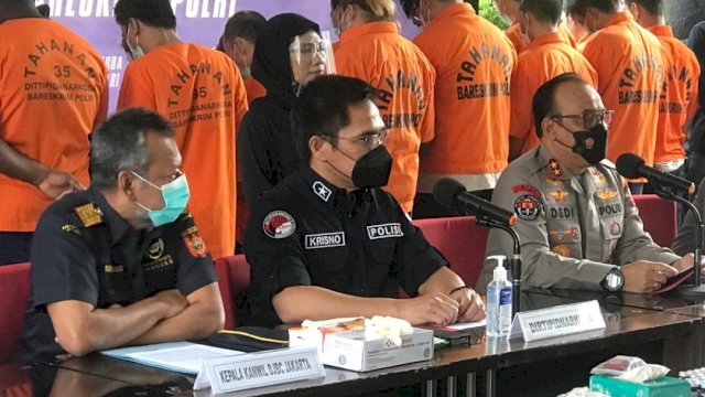 Kadiv Humas Polri Irjen Pol Dedi Prasetyo dan Dirtipid Narkoba Brigjen Pol Krisno Halomoan Siregar memberikan keterangan Pers ungkap Narkoba Jaringan Internasional. (Foto: Istimewa)