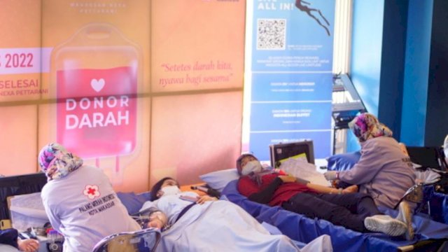 Ket : Salah satu warga Makassar saat ikut melaksanakan donor darah pada kegiatan Donor Darah Mercure Makassar Nexa Pettarani. Kegiatan tersebut dalam rangka memperingati HUTnya ke-3 Tahun. (Dok. Mercure Hotel Makassar)