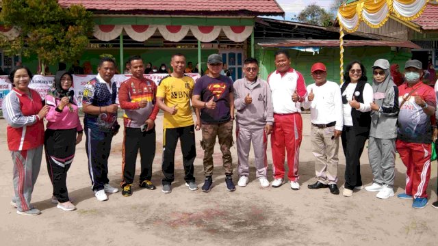 Camat beserta unsur Forkopimcam Kecamatan Baamang, Kabupaten Kotawaringin Timur dan panitia kegiatan lomba senam pelajar Pancasila. (Istimewa)