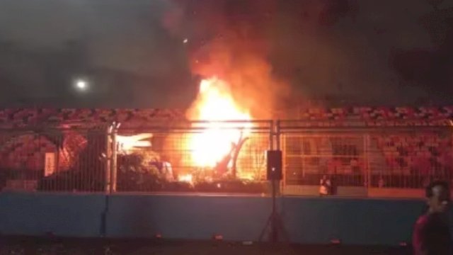 Insiden Terbakarnya Mobil Parade Jakarnaval. (Istimewa)