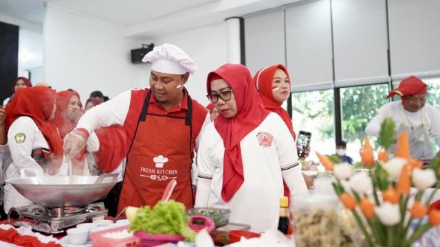 Sebanyak 18 camat di Kabupaten Gowa beradu membuat masakan nasi goreng. Kegiatan ini merupakan peringatan HKG ke-50 Tahun yang digelar Tim PKK Gowa. (Dok. Humas Gowa)
