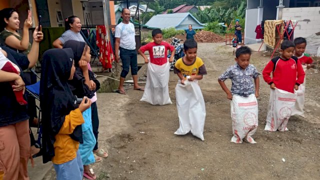 Ket: Anak-anak BTN Mawar Mangkawani Resident saat melakukan lomba dalam menyemarakkan HUT RI ke-77. (Istimewa)