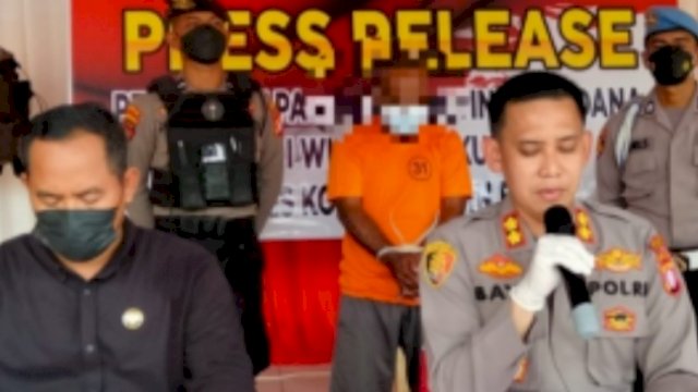 Keterangan foto:Tersangka RS (45) seorang youtuber lokal diamankan di Polres Kobar karena melakukan tindakan asusila kepada anak di bawah umur.