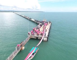 Peringati HUT RI, Ratusan Warga Bentangkan Bendera Sepanjang 10 KM di Perbatasan Indonesia – Malaysia&nbsp;