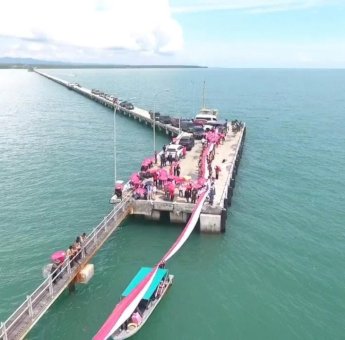 Peringati HUT RI, Ratusan Warga Bentangkan Bendera Sepanjang 10 KM di Perbatasan Indonesia – Malaysia&nbsp;