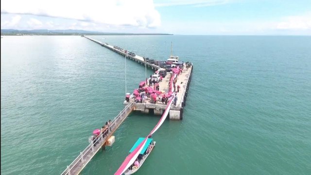 Peringati HUT RI, Ratusan Warga Bentangkan Bendera Sepanjang 10 KM di Perbatasan Indonesia &#8211; Malaysia&nbsp;