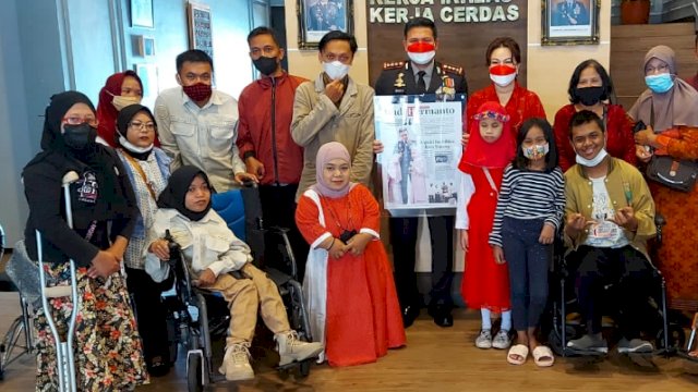 Kombes Buher Menerima Kejutan Penghargaan Sebagai "Bapak Disabilitas Kota Malang" Dari Difabel Creative Community Kota Malang (Foto : Istimewa)