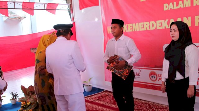Ket: Bupati Soppeng HA.Kaswadi Razak menyerahkan remisi kepada perwakilan narapida rutan kelas II.B Watansoppeng, Rabu 17 Agustus 2022. (Istimewa)