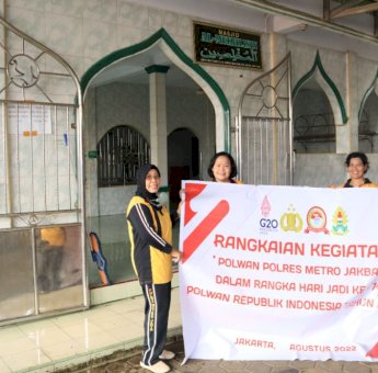 Polwan Polres Jakbar Lakukan Bakti Religi, Bersih-bersih Rumah Ibadah