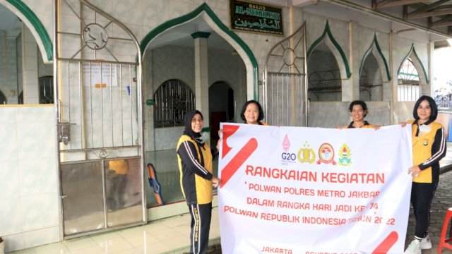 Ket : Polwan Polres JakBar Lakukan Bersih-Bersih Rumah Ibadah, Jumat (19/8) (Foto:Istimewa)