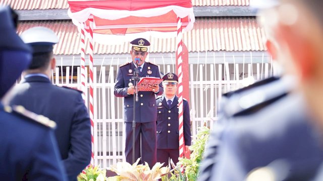 Ket : Kepala Kanwil Kemenkumham Sulsel Liberti Sitinjak saat menyampaikan sambutan pada upacara peringatan HDKD Ke-77 Tahun yang berlangsung di Lapas Watampone, Jumat (19/08/2022). (Dok. Kanwil Kemenkumham Sulsel)